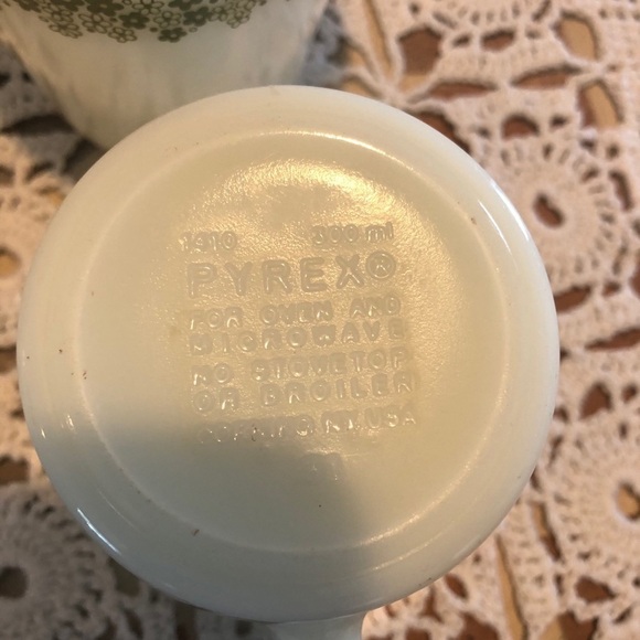 VTG Pyrex Daisy Coffee Mugs Set of 4 White/Green Mid Century Grandma’s Kitchen - Picture 4 of 4